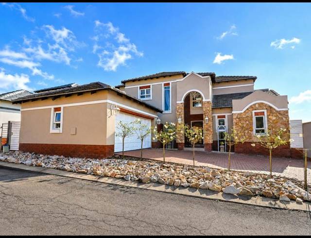 4 BEDROOM TOWNHOUSE FOR SALE IN MIDSTREAM ESTATE